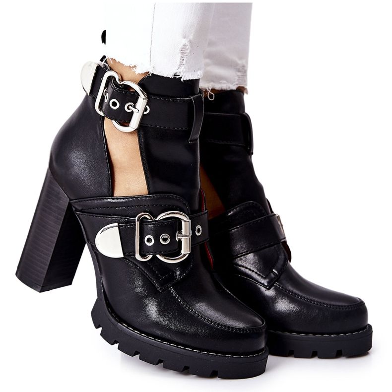 Stiefel auf einer schwarzen Bramshall-Schnalle