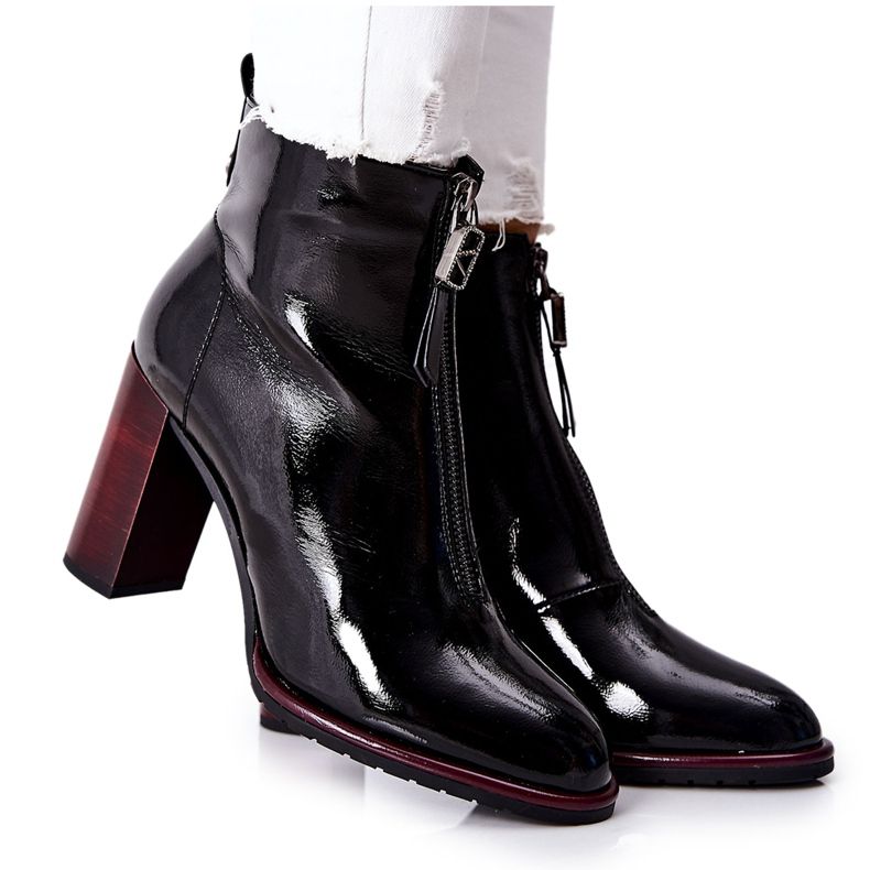 S.Barski Schwarze Damenstiefel lackiert auf einem Baumwollpfosten