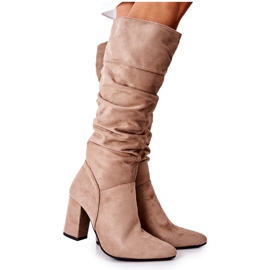 Vinceza Wildlederbeige Dorelle Stiefel an einer Bar