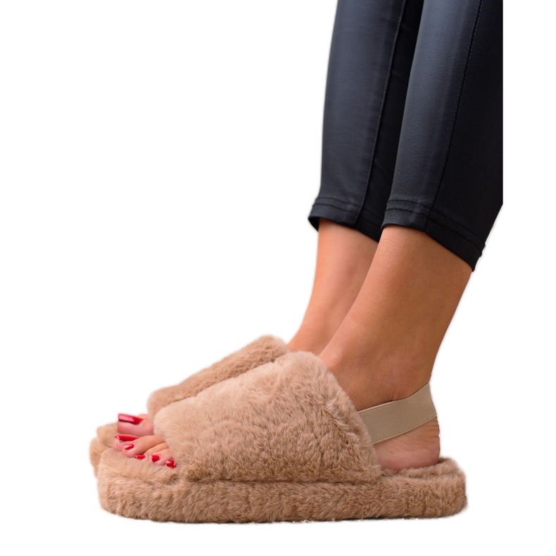 TRENDI Braune Hausschuhe auf einem Radiergummi