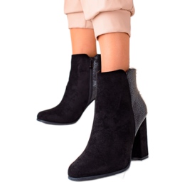 Janessa Stylische schwarze Stiefel auf einem Pfosten