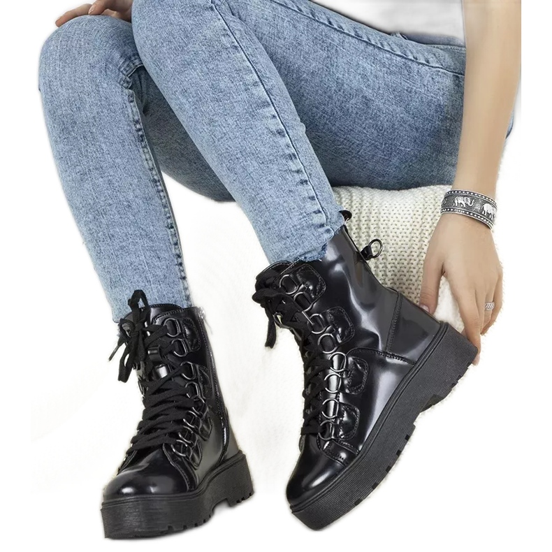 Schwarze Stiefel auf einer hohen Orane-Sohle