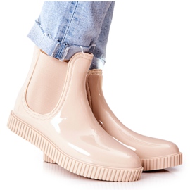 PS1 Glänzende Regenstiefel auf einer beigen Wasserfallplattform