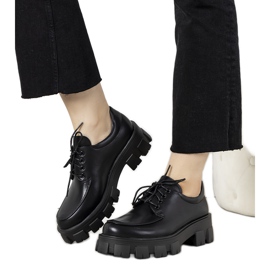 Schwarze Schuhe auf einer dicken Lamare-Sohle