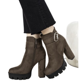 Grüne Stiefeletten auf dem Coralie-Pfosten