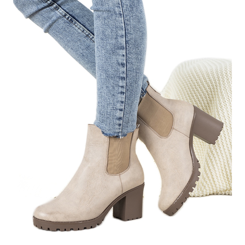 Beige Stiefel am Auger Post