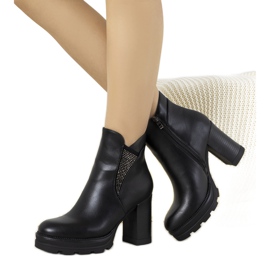 Schwarze Stiefel auf dem Ophelia-Pfosten