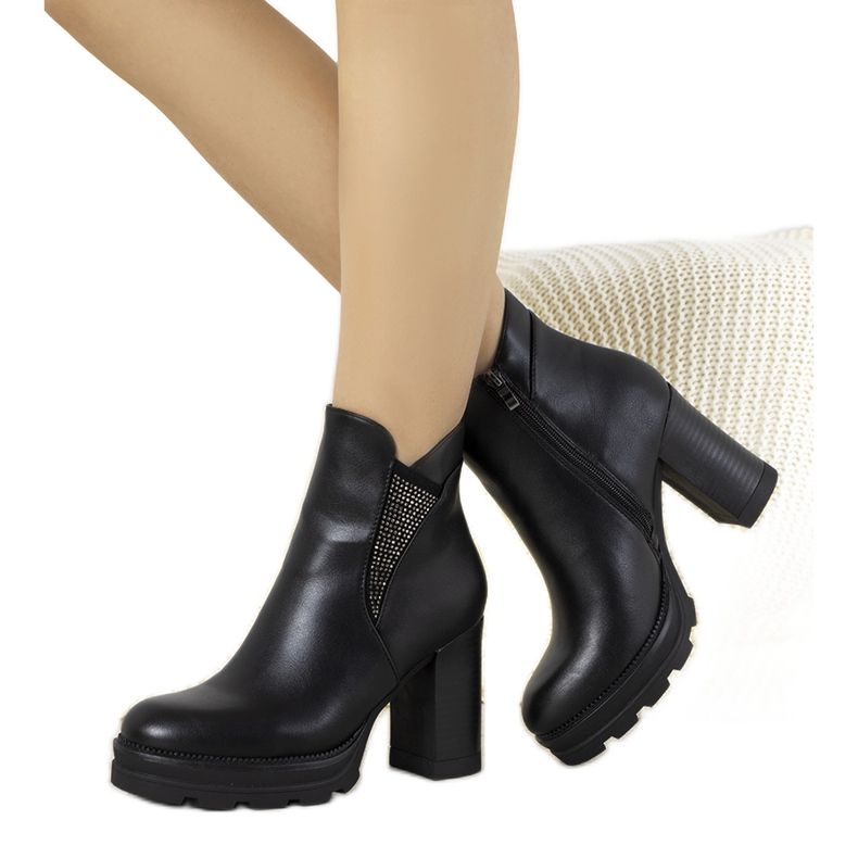 Schwarze Stiefel auf dem Ophelia-Pfosten