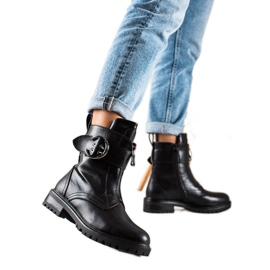 Erynn Schwarze Arbeiter mit einer Schnalle