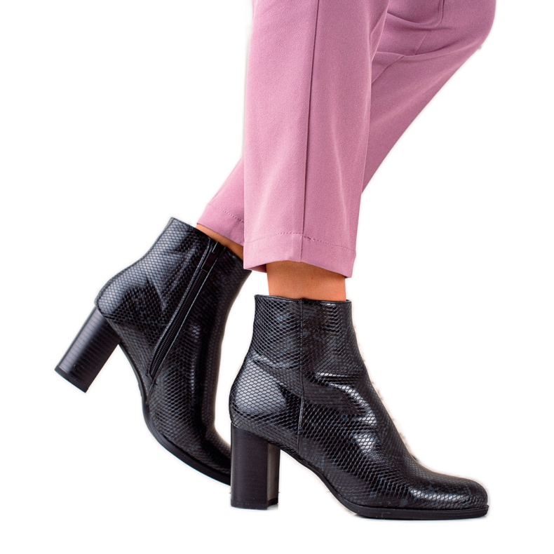 TRENDI Stiefel mit Schlangenmuster auf einem Pfosten schwarz