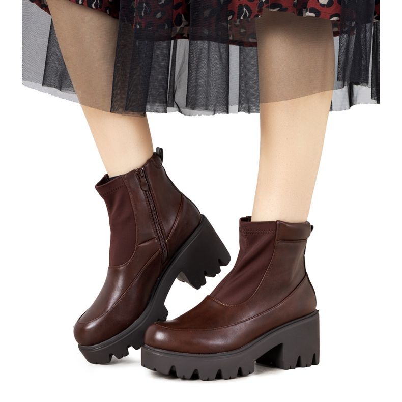 Braune Stiefel auf hoher Halette-Sohle