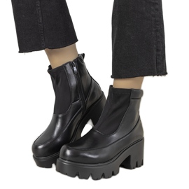 Schwarze Stiefel auf einer hohen Halette-Sohle