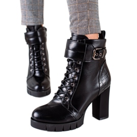 W. Potocki Geschnürte Arbeiter auf einem Lederpfosten schwarz