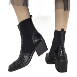 Schwarze Stiefel verziert mit Camus-Nieten