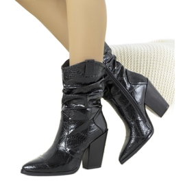 Schwarze Cowboystiefel in Yolandes Schlangenhautmuster
