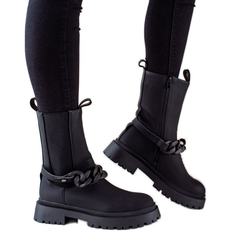 TRENDI Schwarze Arbeiter mit einem dekorativen Gürtel