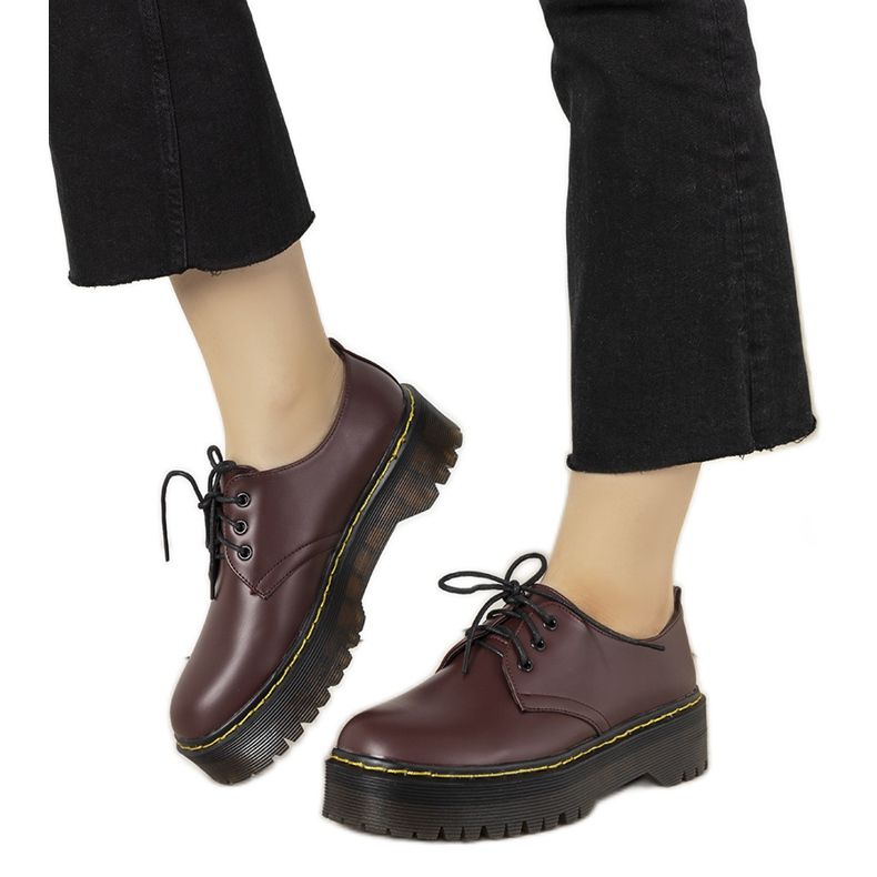 Kastanienbraune Brogues auf dicker Ronde-Sohle rot