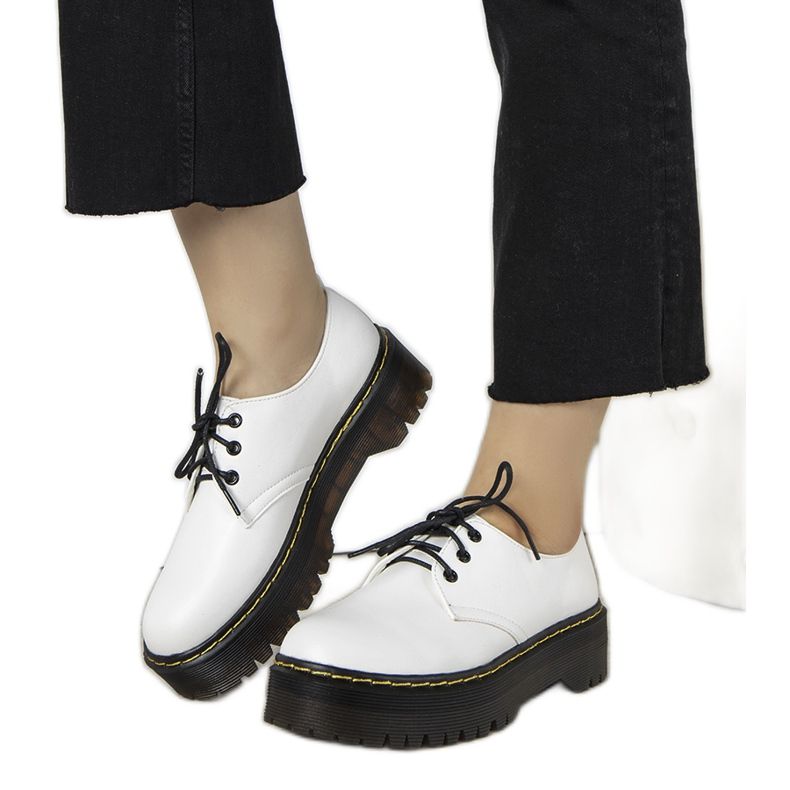 Weiße Schuhe auf dicker Ronde-Sohle