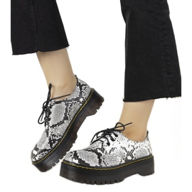Schwarze Schuhe mit Schlangenleder-Motiv auf dicker Ronde-Sohle weiß