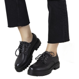 Schwarze Schuhe auf dicker Sohle von Gingras