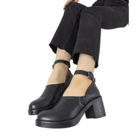 Schwarze Schuhe auf dem Posten von Christiane