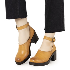 Kamelschuhe auf dem Christiane-Pfosten braun