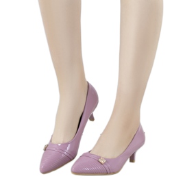 Lila Pumps auf Mollys niedrigem Absatz violett