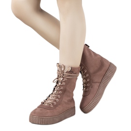 Rosa Winter-Soliz-Sneakers