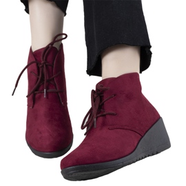Kastanienbraune Stiefel auf dem Keil Jessamine rot