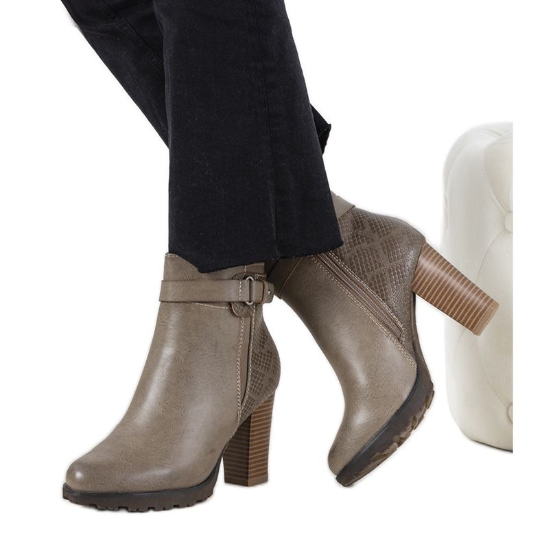 Braune Stiefeletten auf dem Heredia-Pfosten khaki