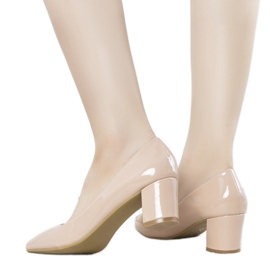 Beige Pumps am Harye-Pfosten