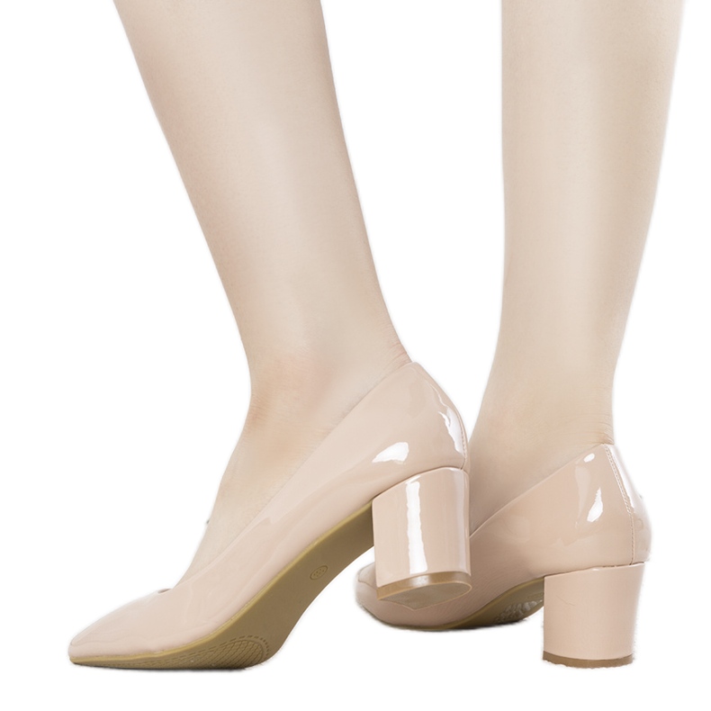 Beige Pumps am Harye-Pfosten