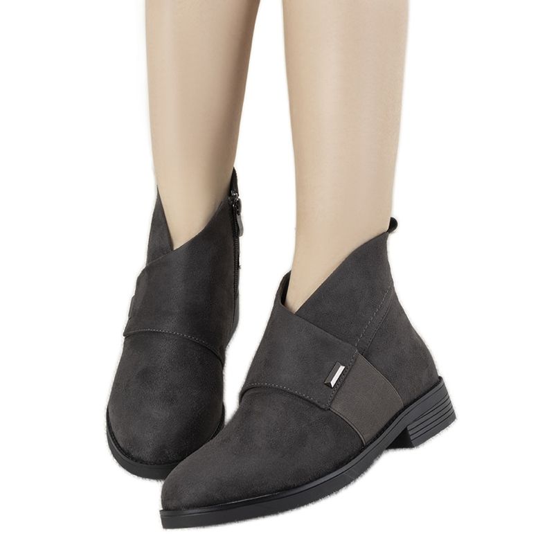 Graue Stiefel mit flachen Absätzen von Grail