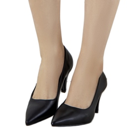 Schwarze Pumps auf einem dicken Day Off-Absatz