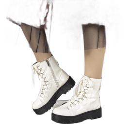 Weiße Stiefel auf einer hohen Orane-Sohle ecru