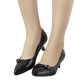 Schwarze Pumps auf Majoras niedrigem Absatz