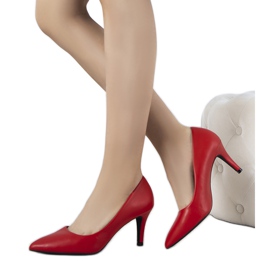 Klassische rote Pumps auf einem Cerise-Absatz