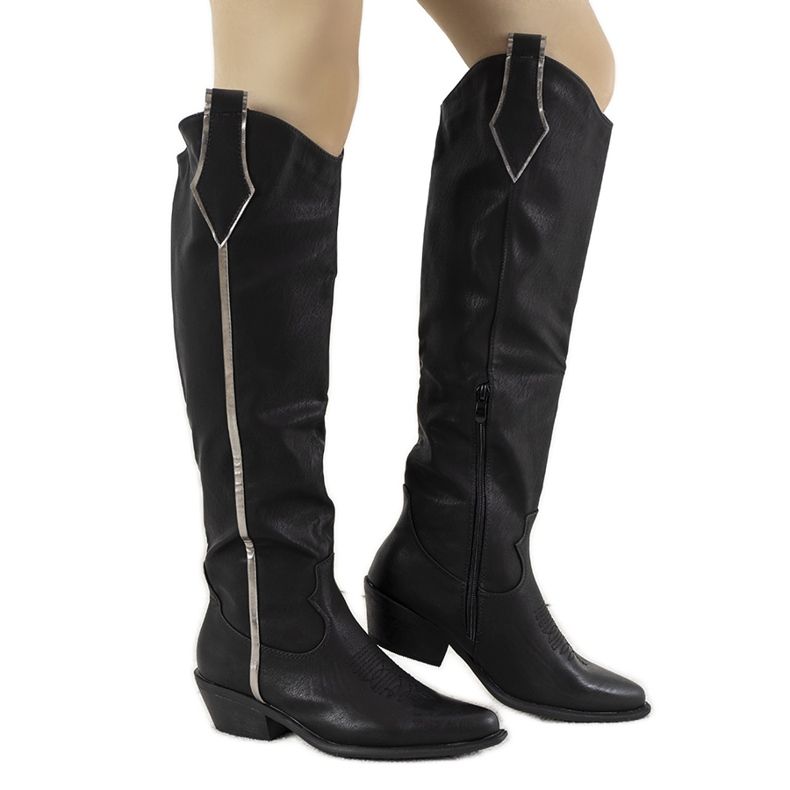 Schwarze Stiefel auf dem Garay-Pfosten