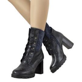 Marineblaue Stiefeletten am Alvarado-Pfosten beige