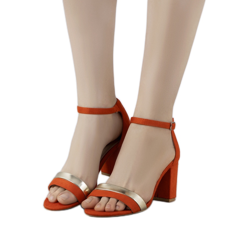 Orangefarbene Sandalen am Kinoposten