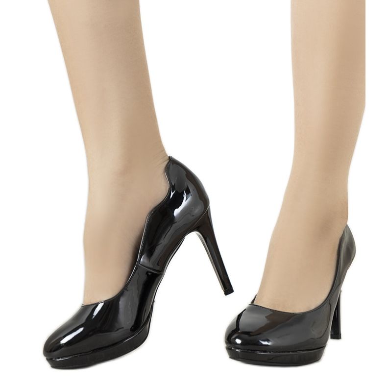 Schwarz lackierte Pumps auf einem Joleen-Absatz