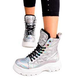 Silberne Stiefel auf der VINCEZA-Plattform silber-