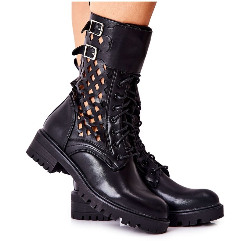 Menie Schwarze, durchbrochene Lederstiefel
