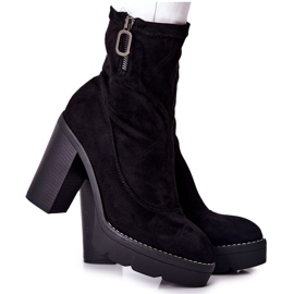 PG1 Schwarze Marlevo Wildleder Booties auf einem Pfosten