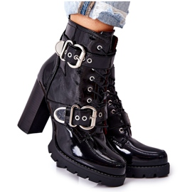 Lackierte Stiefel an einer Bar Schwarzes Flaris mit Schnalle