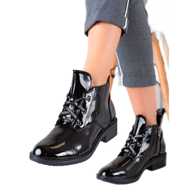 TRENDI Elegante Lackstiefel schwarz