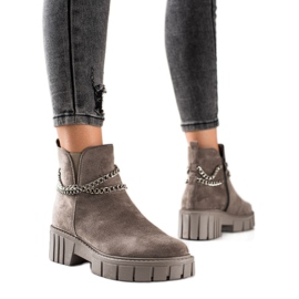 Goodin Stiefel auf der Plattform mit einer Kette beige