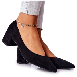 PG1 Wildleder Pumps auf einem schwarzen Rossie Post