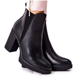 PG1 Lederstiefel auf einem schwarzen Linari-Pfosten