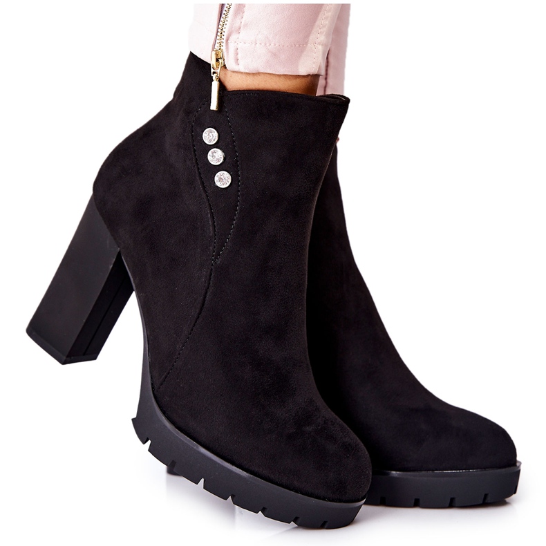 PG1 Schwarze Lagerlla Wildlederstiefel an einem Pfosten